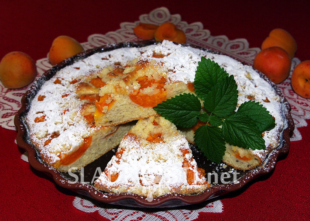 Banánový koláč s meruňkami a drobenkou