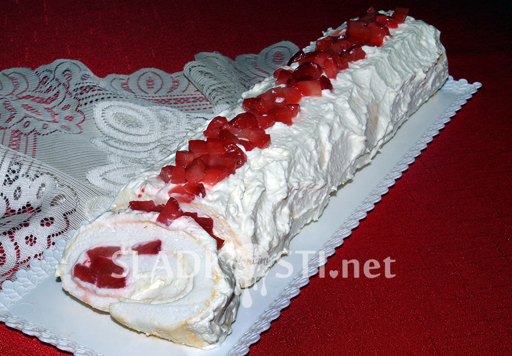 Bezé roláda se šlehačkou a mraženými jahodami