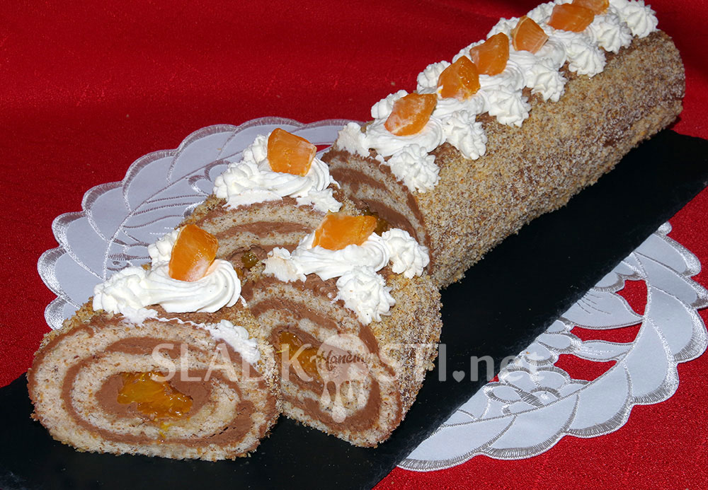 Bílková roláda ořechová s mandarinkami