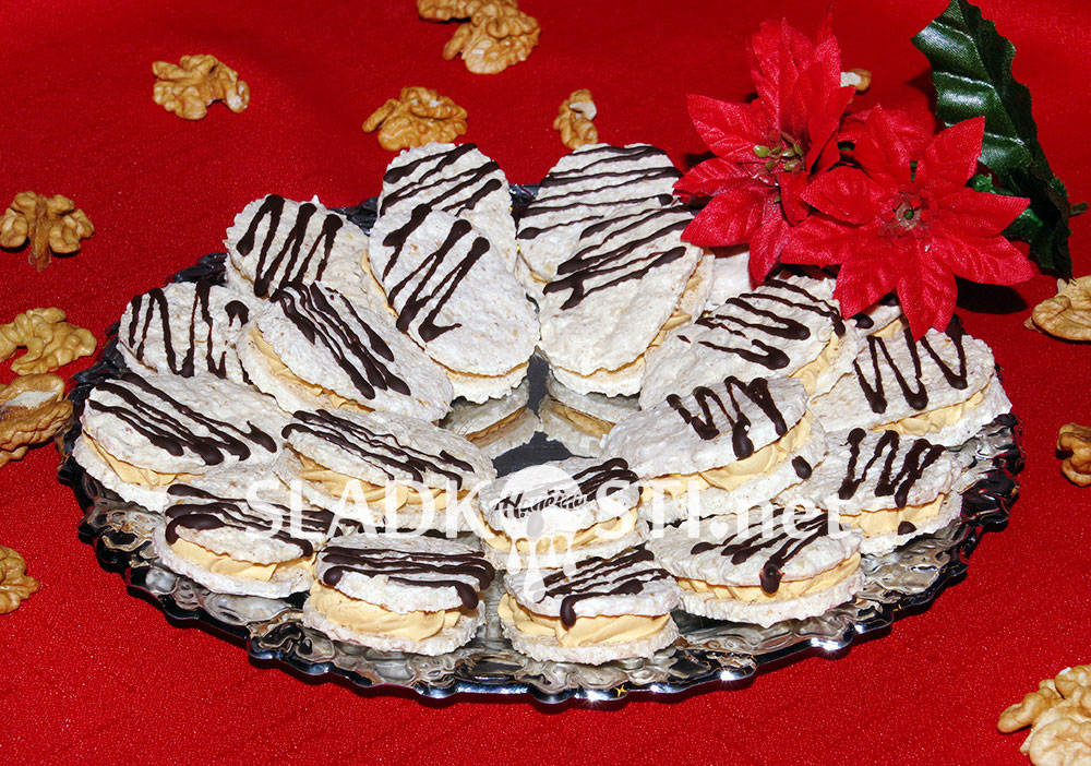 Bílkové laskonky ořechové s karamelovým krémem