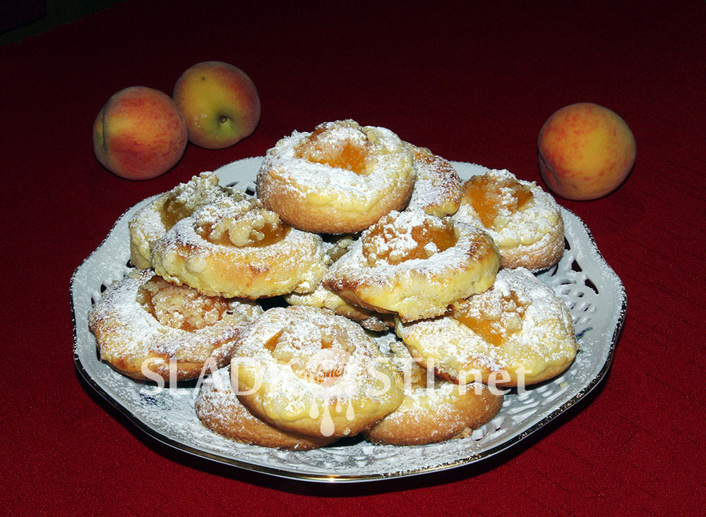 Croissantové koláče s tvarohem a broskvemi
