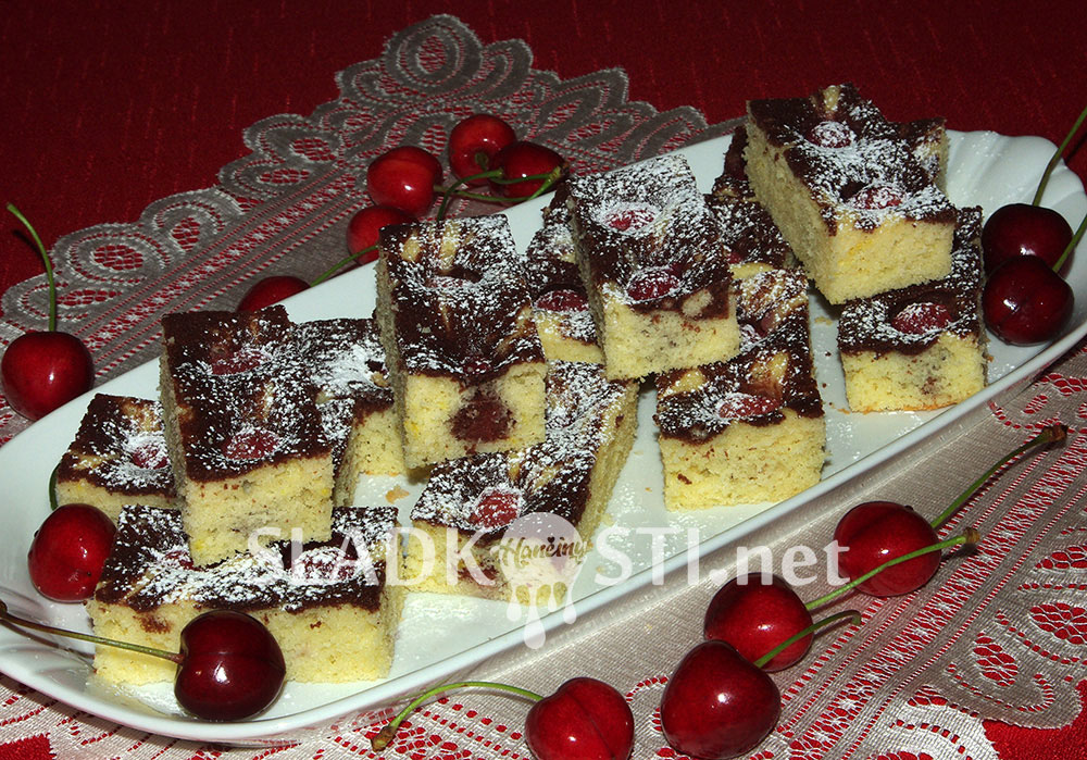 Dvoubarevný jogurtový koláč s třešněmi