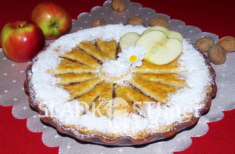 Jablečný koláč s ořechy a rozinkami