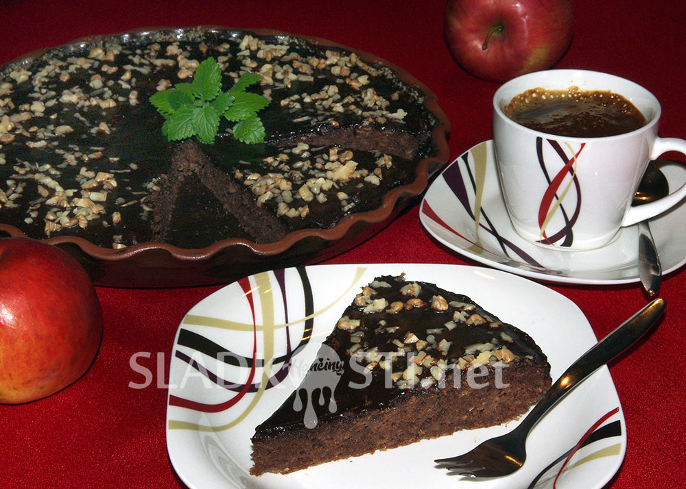 Jablečný koláč s čokoládovou polevou