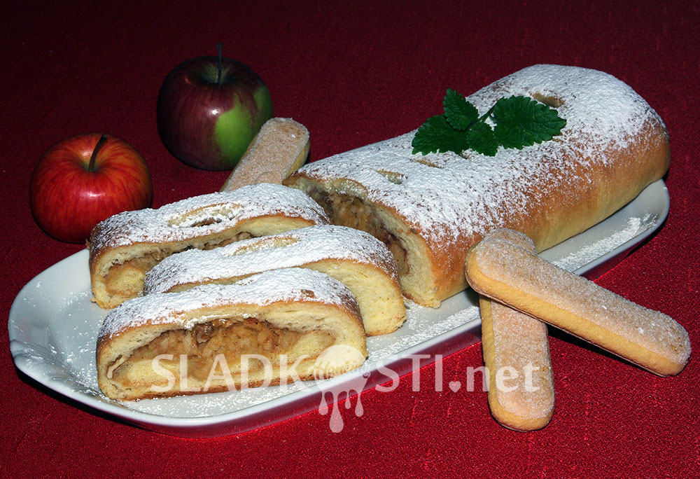 Jablečný závin s rumovými piškoty