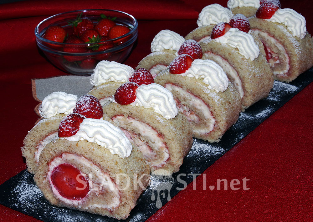Jahodová roláda s banánem, mascarpone a šlehačkou