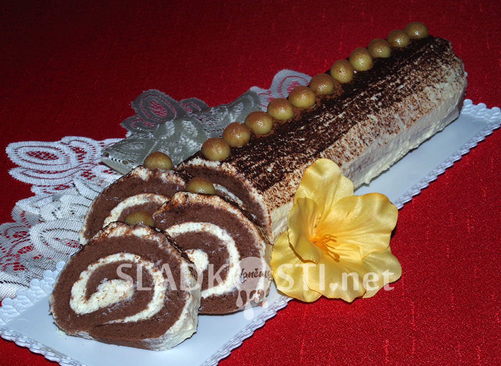 Kakaová roláda s marcipánovou šlehačkou