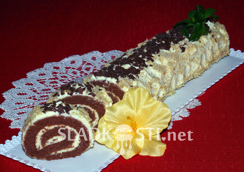 Kakaová roláda s ořechy a pudinkovou šlehačkou