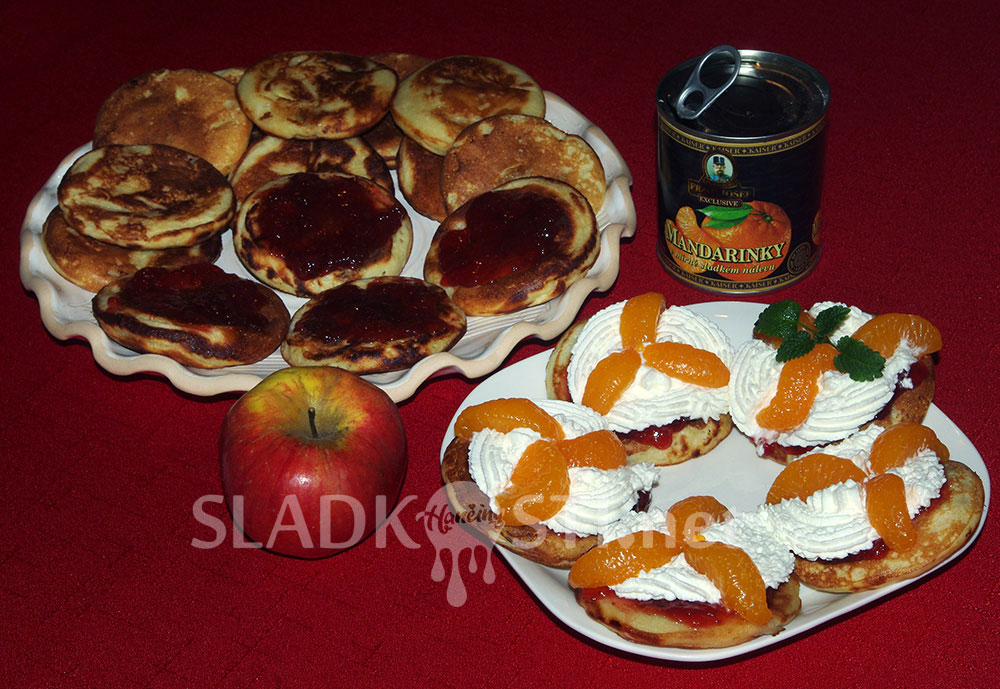 Kefírové lívance s ovocem a šlehačkou