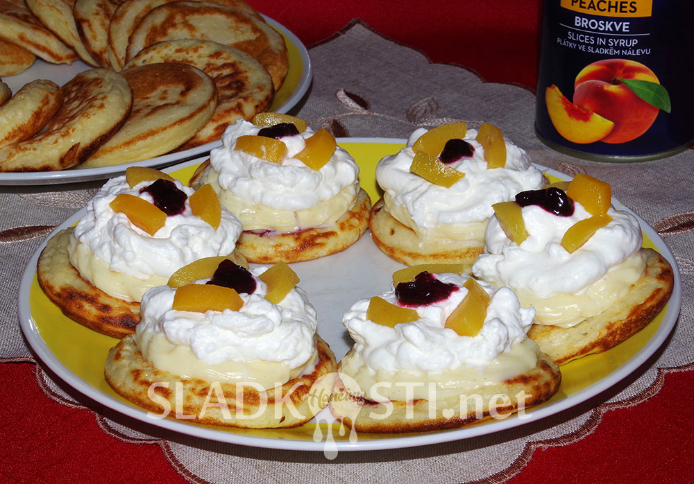 Kefírové lívance s pudinkem a broskvemi