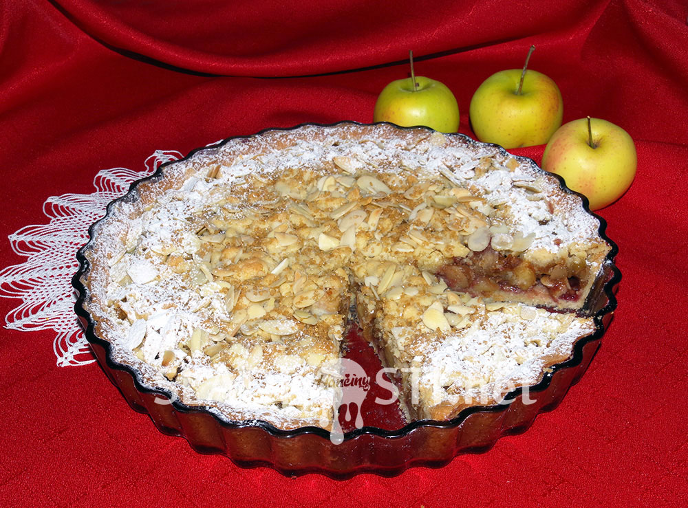 Koláč s dušenými jablky a mandlemi