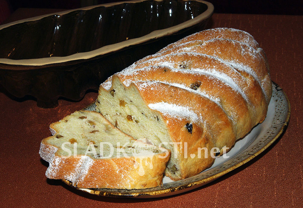 Kynutý jablečný chlebíček s ořechy a rozinkami