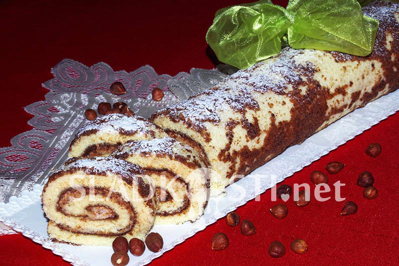 Lískooříšková roláda se šlehačkou