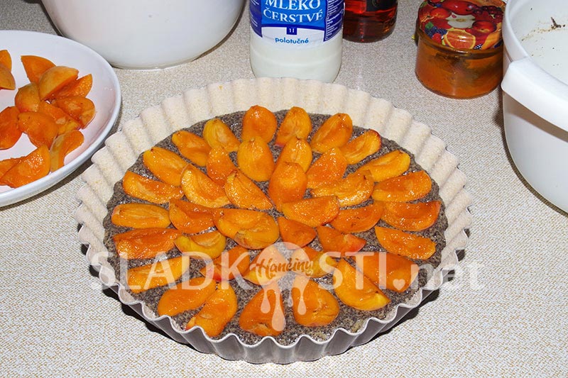 Makový koláč s meruňkami a drobenkou