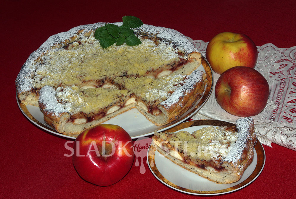 Makový koláč s jablky a piškoty