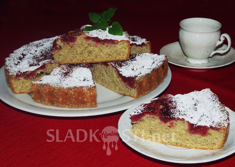 Makový koláč s rybízem a malinami