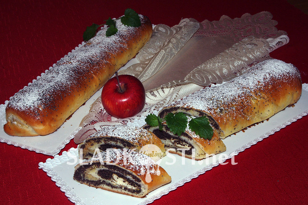 Makový závin s jablky a piškoty