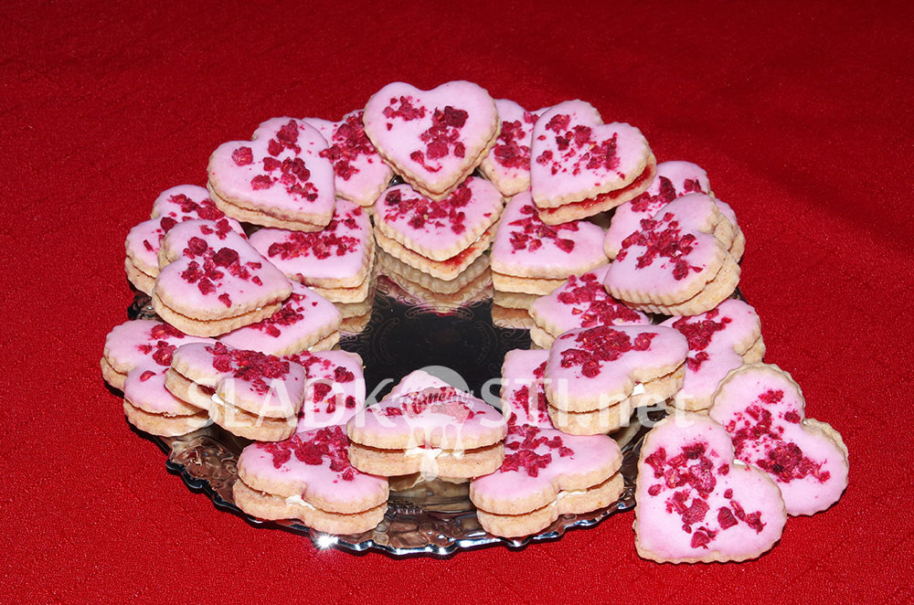 Malinová srdíčka s krémem a marmeládou