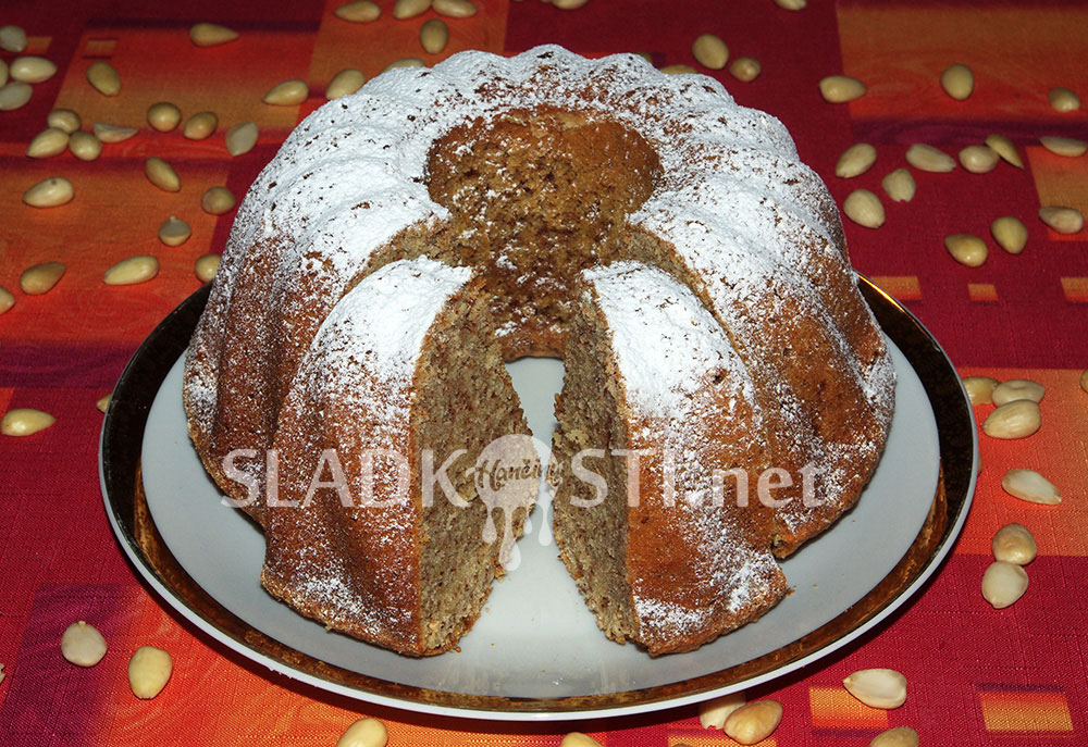 Mandlová bábovka s nugátem