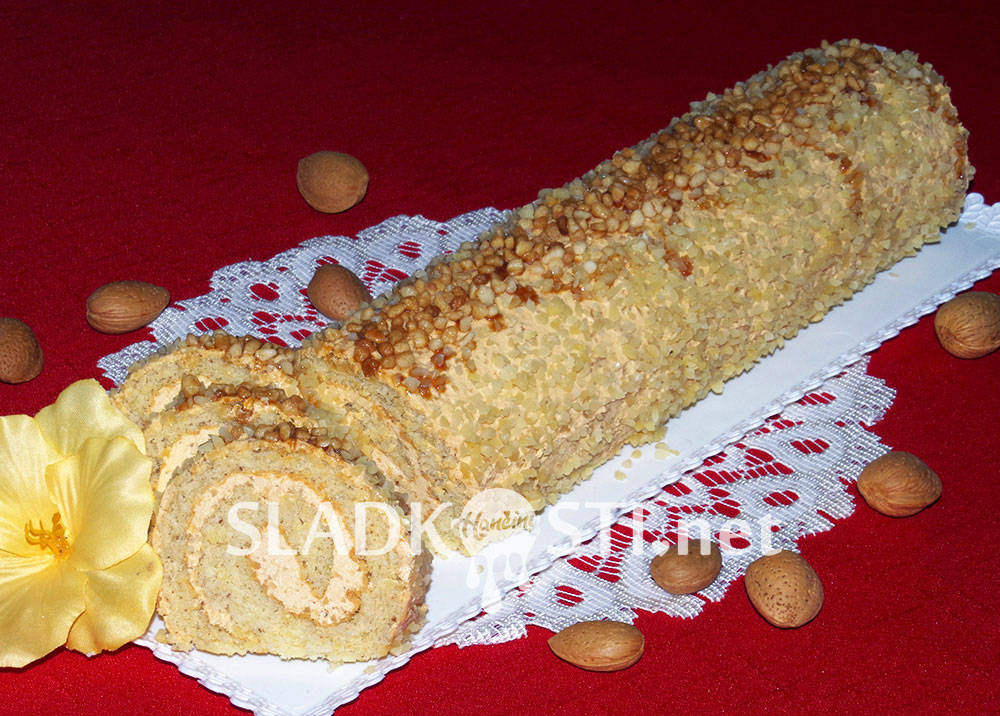 Mandlová roláda s karamelovým krémem