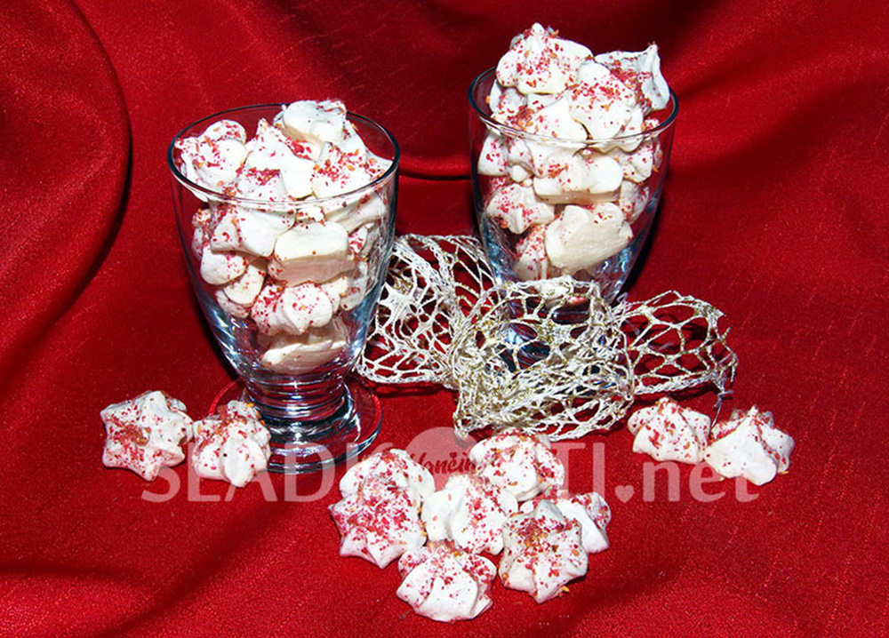 Mandlové pusinky se sušenými malinami