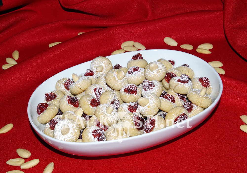 Marcipánové koláčky s kandovanými třešněmi