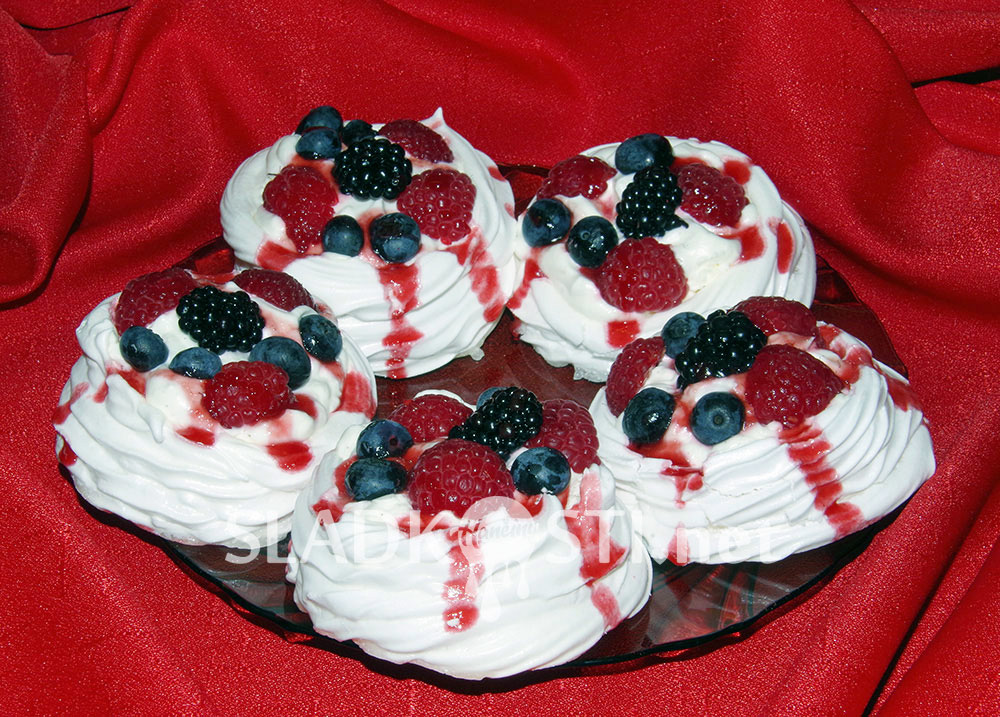 Mini Pavlova s ovocem a šlehačkou