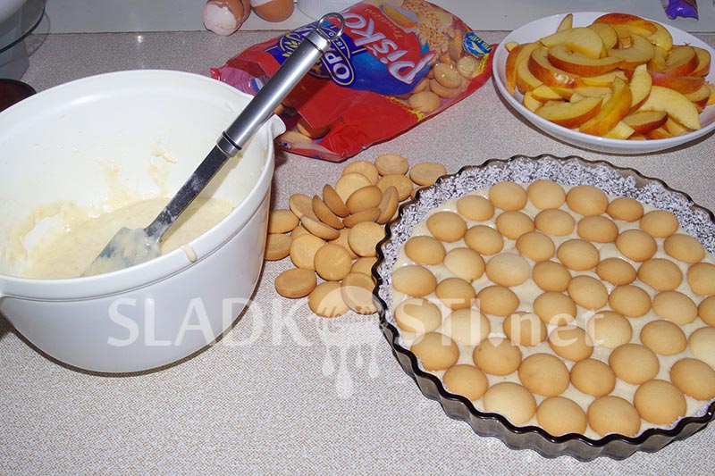 Nektarinkový koláč s piškoty a mandlemi