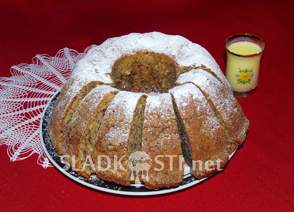 Nugátová bábovka s vaječným likérem