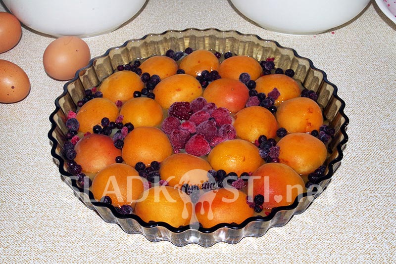 Obrácený ovocný koláč s karamelem