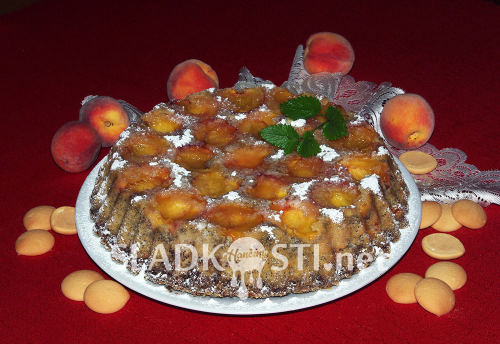 Obrácený makový koláč s broskvemi a piškoty