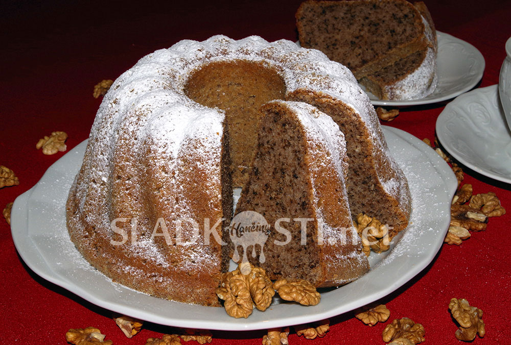 Ořechová bábovka se šlehačkou