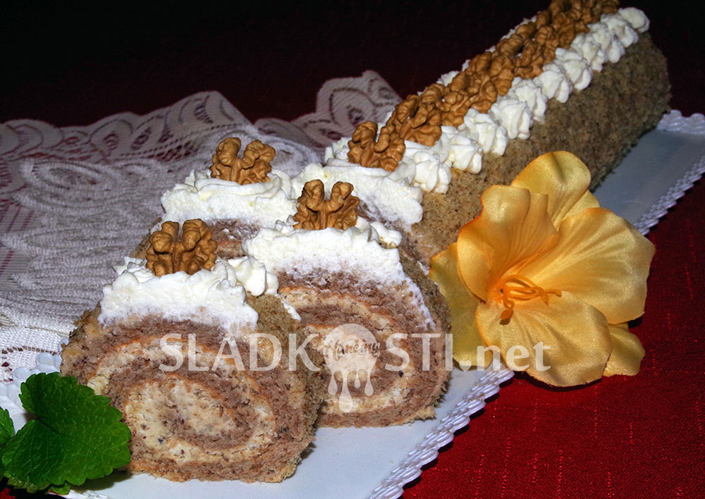 Ořechová roláda se šlehačkou