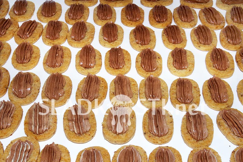 Ořechové oválky s nutellovým krémem