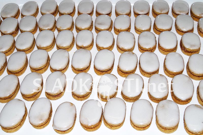 Ořechové oválky s nutellovým krémem