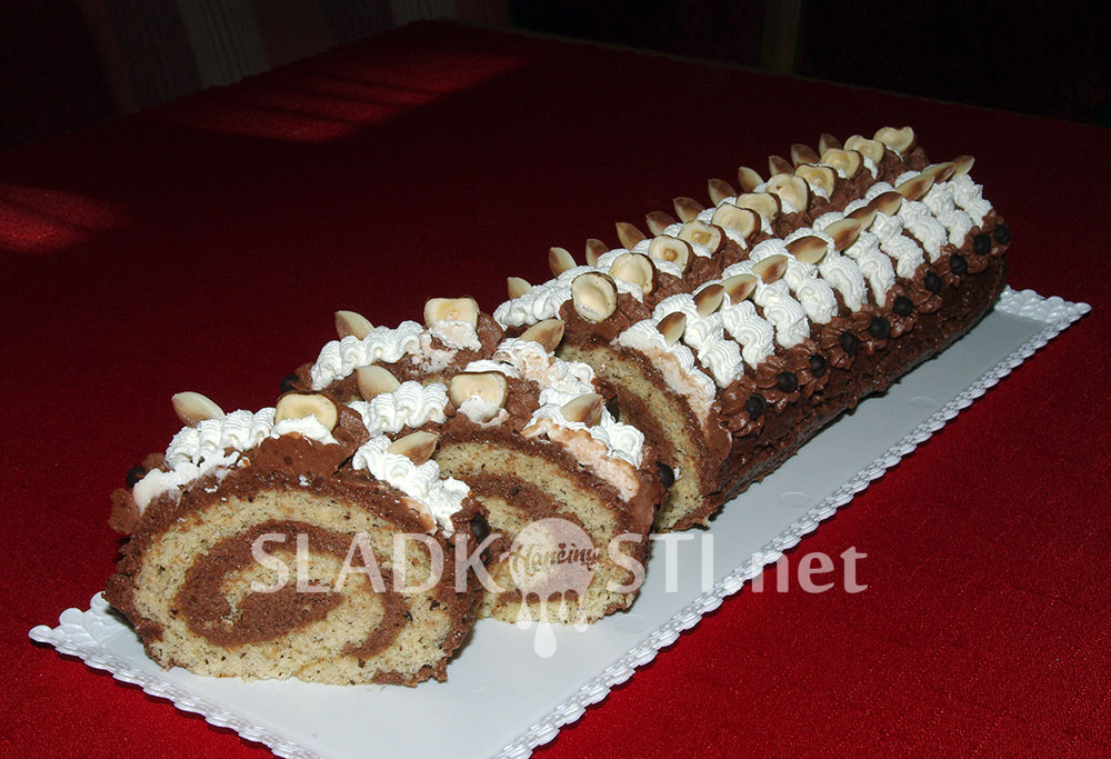 Oříšková roláda se šlehačkou