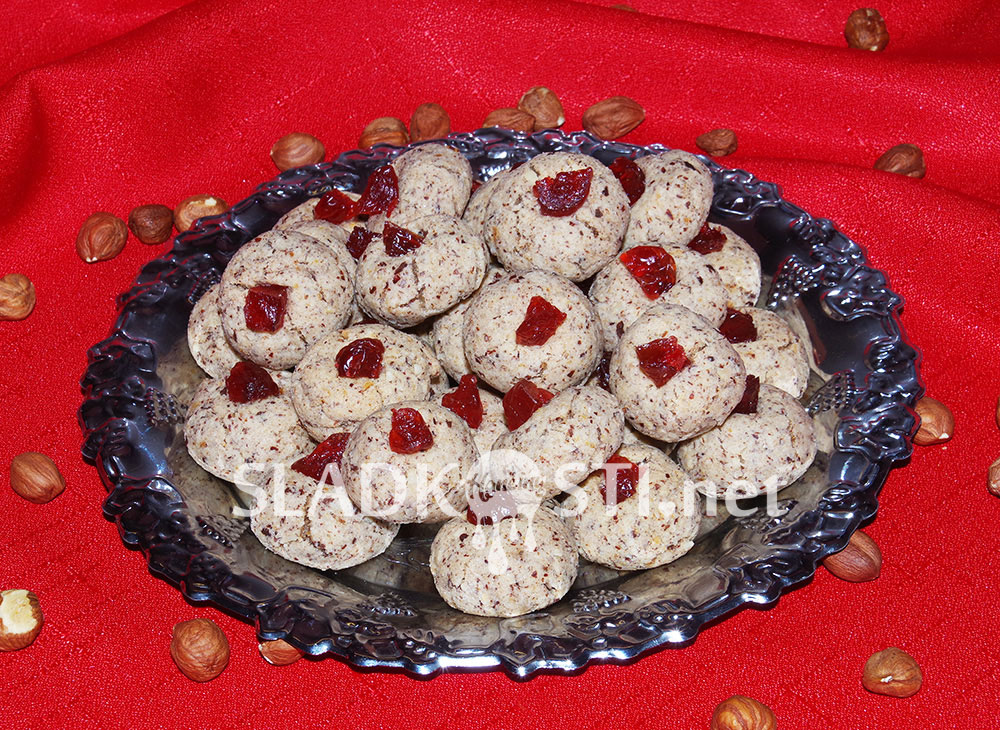 Oříškové koláčky s kandovanými třešněmi