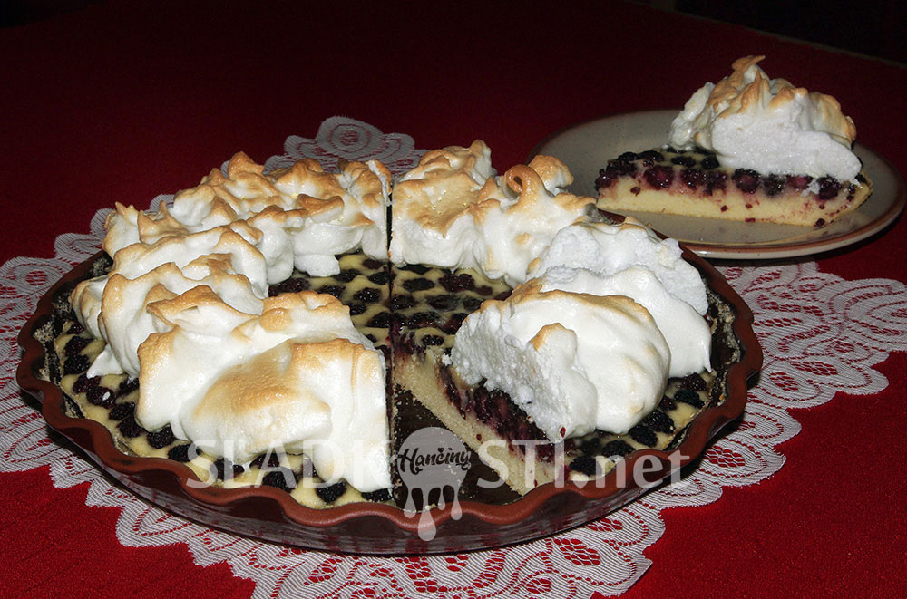 Ostružinový koláč se sněhovým věncem