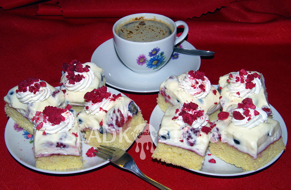 Ovocný zákusek s pudinkem, mascarpone a šlehačkou