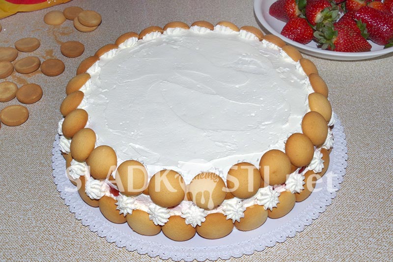 Piškotový dort mascarpone s jahodami a šlehačkou