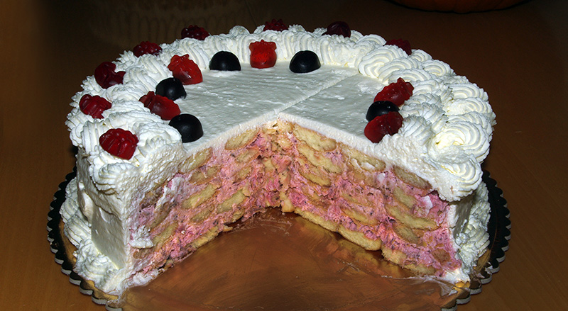 Piškotový dort s jahodovým krémem