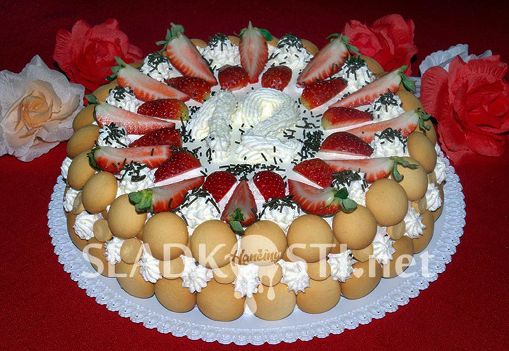 Piškotový dort mascarpone s jahodami a šlehačkou