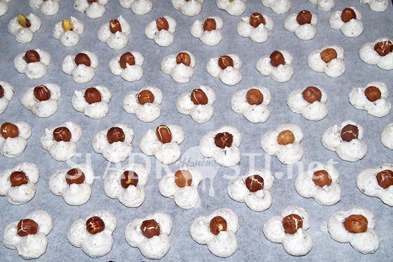 Sněhové cukrovinky s ořechy