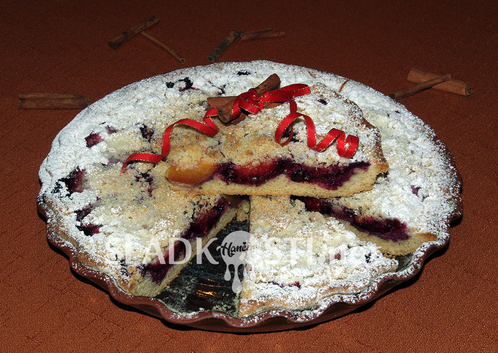 Švestkový koláč se skořicovou drobenkou