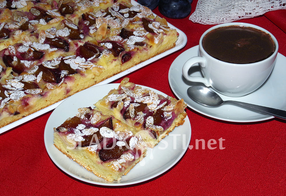 Švestkový táč s pudinkem a mandlemi