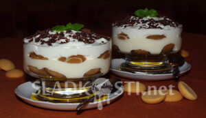 Tiramisu ve skle s kávovým likérem