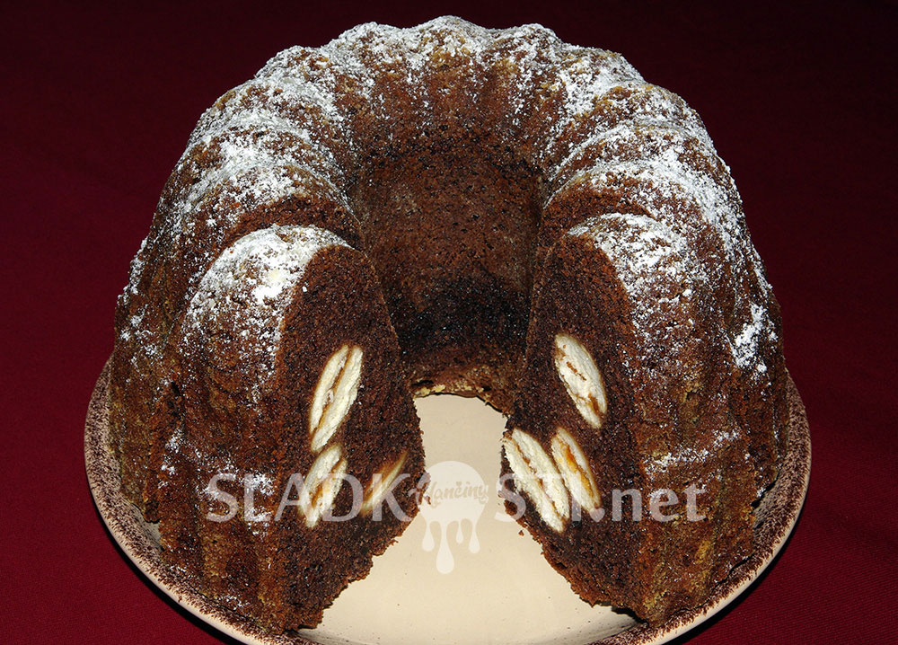 Třená kakaová bábovka s piškoty