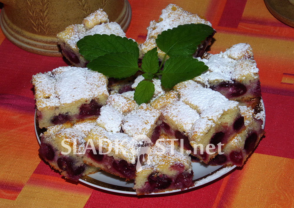 Třešňová bublanina s tvarohem a drobenkou