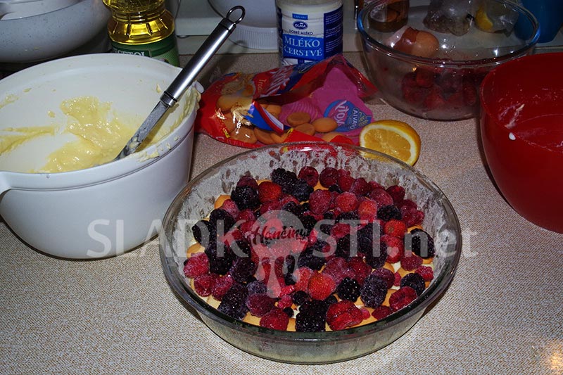 Tvarohový koláč s ovocem a piškoty