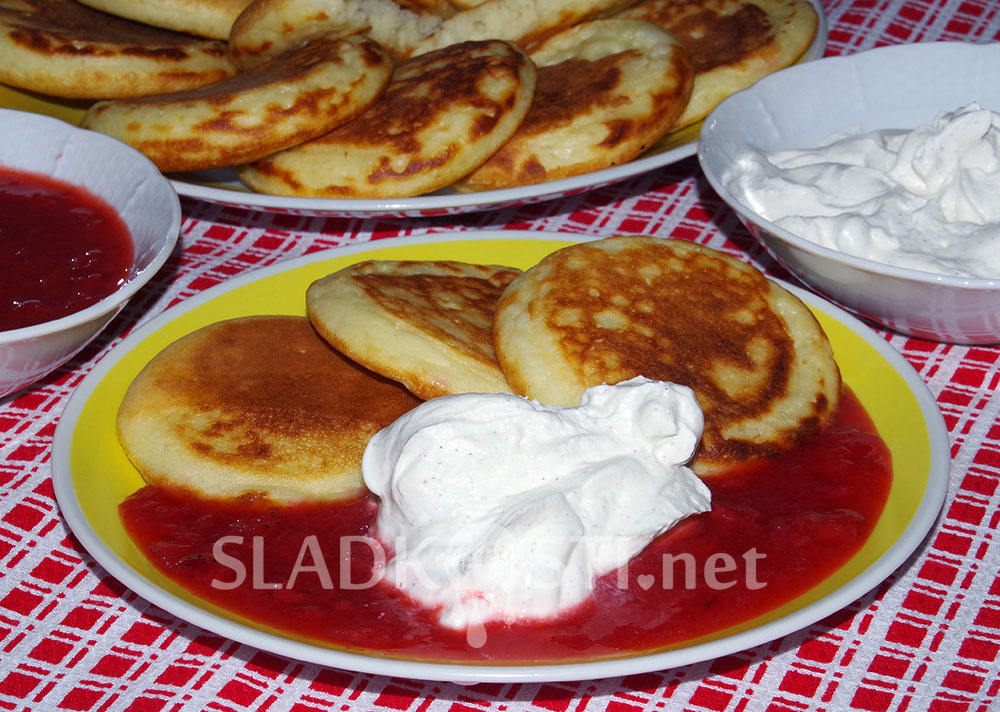 Tvarohové lívance s jahodami a šlehačkou